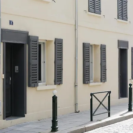 Cosy Quai Dion Bouton Apartment *